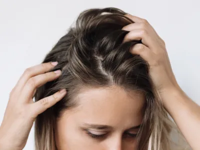 primo piano di donna che si tocca i capelli