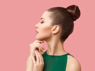 donna con chignon di profilo